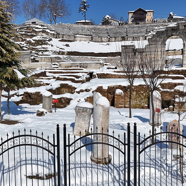 Karla kaplı antik tiyatro dron ile görüntülendi