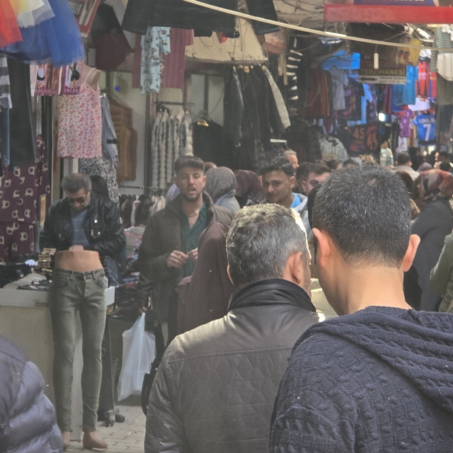 Depremlerin vurduğu tarihi Uzun Çarşı'da ramazan yoğunluğu