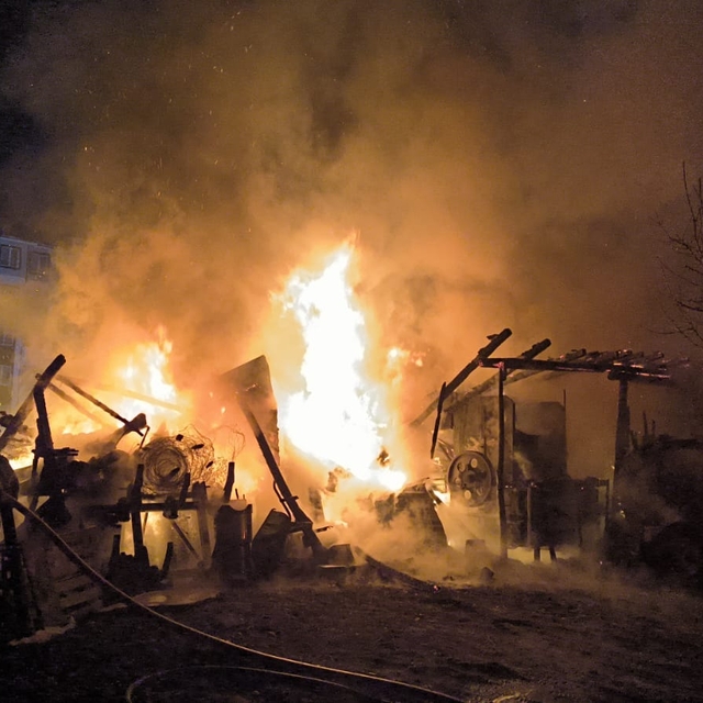 Niksar'da çıkan yangında depo kullanılamaz hale geldi