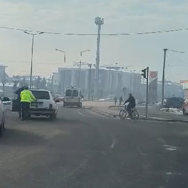 Polis, arızalanıp, trafiği aksatan aracı yol kenarına itti