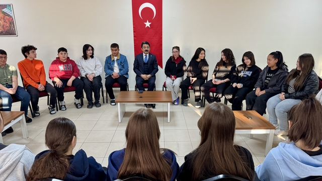 Kırşehir Valisi Demiryürek, pansiyonda kalan öğrencilerle buluştu
