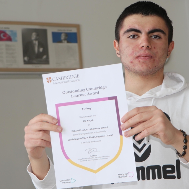 Liseli Efe, dünyanın en iyilerinden biri oldu; Türkçe sınavından tam puan a...