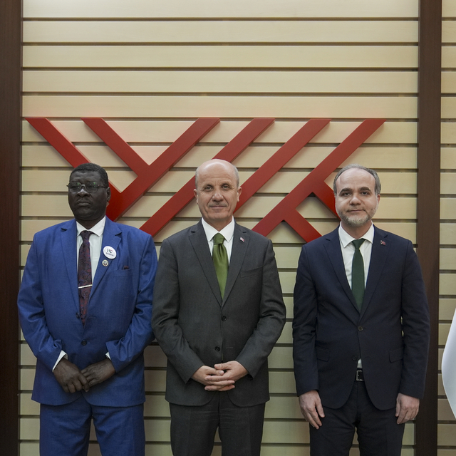 Türkiye, iç savaş nedeniyle eğitimleri yarıda kalan Sudanlı öğrencilere umu...