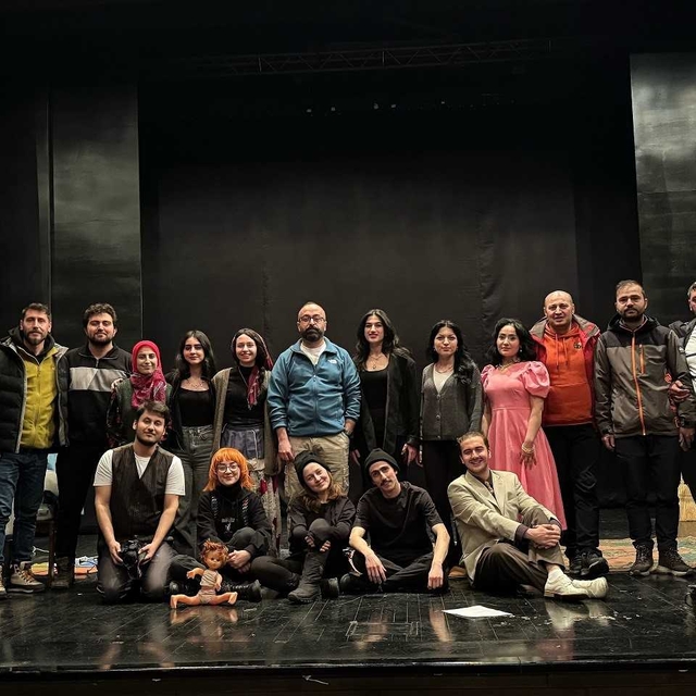 Erzurumlu tiyatrocular deprem bölgesinin ardından Ardahan ve Kars'ta oyunla...