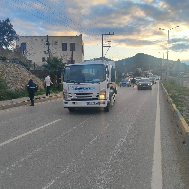 Köpekten kaçarken çöp kamyonu çarptı