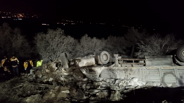 Mersin'de şarampole devrilen kamyondaki 2 kişi öldü