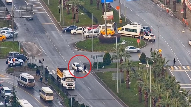 Yaya geçidinde otomobilin çarptığı kadın yaralandı; kaza kamerada
