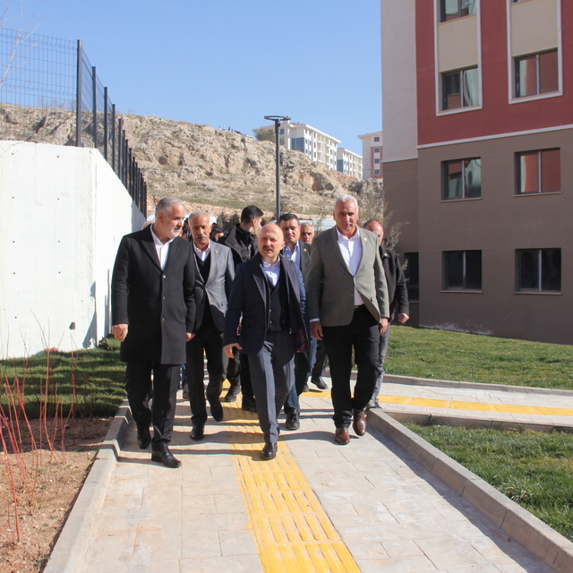 Adıyaman'daki köy muhtarları yapımı devam eden kalıcı konutları gezdi