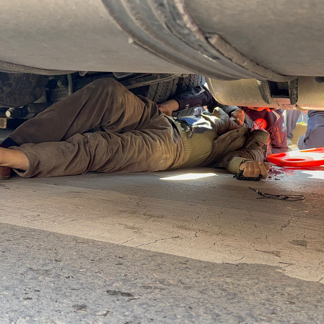 Yolun karşısına geçerken TIR'ın altında kaldı