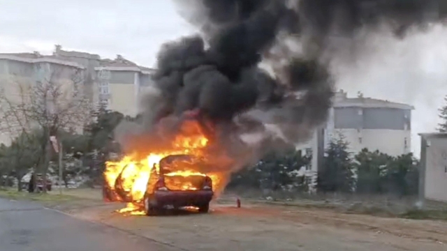 Seyir halindeyken alev alan otomobil yandı