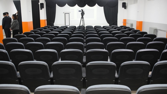 Erdek'teki ilkokulun konferans salonu yenilendi