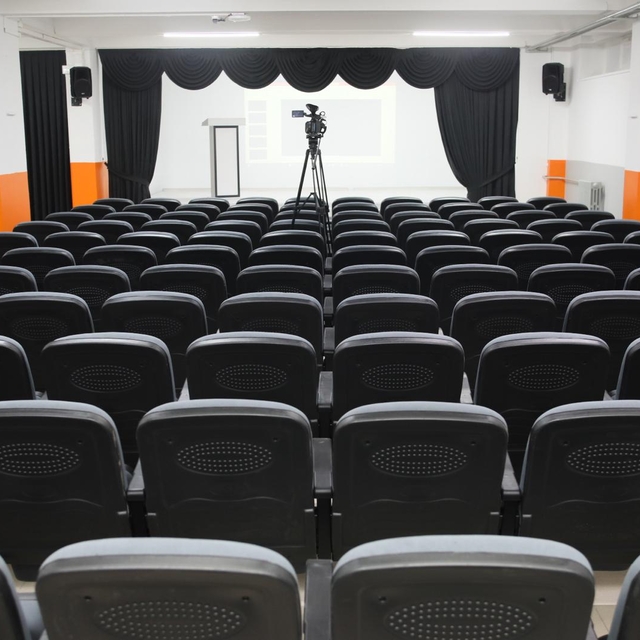 Erdek'teki ilkokulun konferans salonu yenilendi