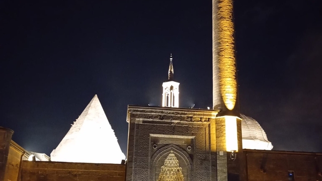 Büyükşehir Belediyesinden Hunat Camisi'ne ramazana özel aydınlatma