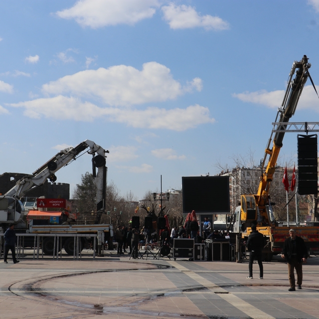 DEM Parti heyetinin yapacağı açıklama öncesi Diyarbakır'da hazırlıklar başl...