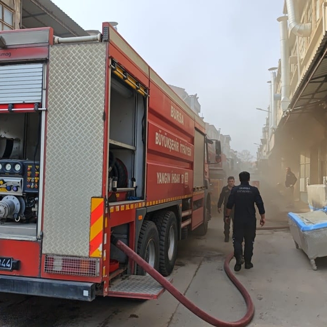 Bursa'da çıkan yangında 2 iş yerinde hasar oluştu