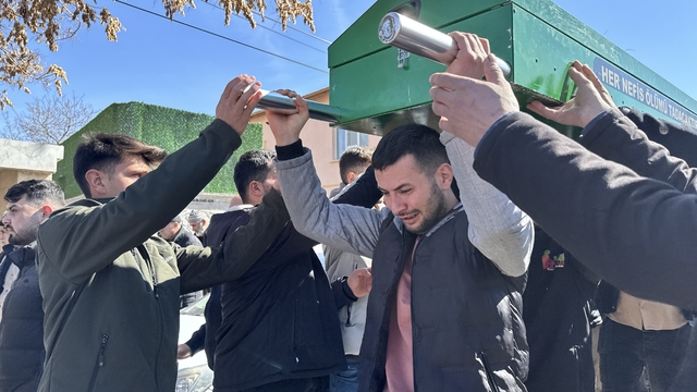 Konya'da araçta çıkan yangında ölen bebek ve teyzesinin cenazesi toprağa verildi