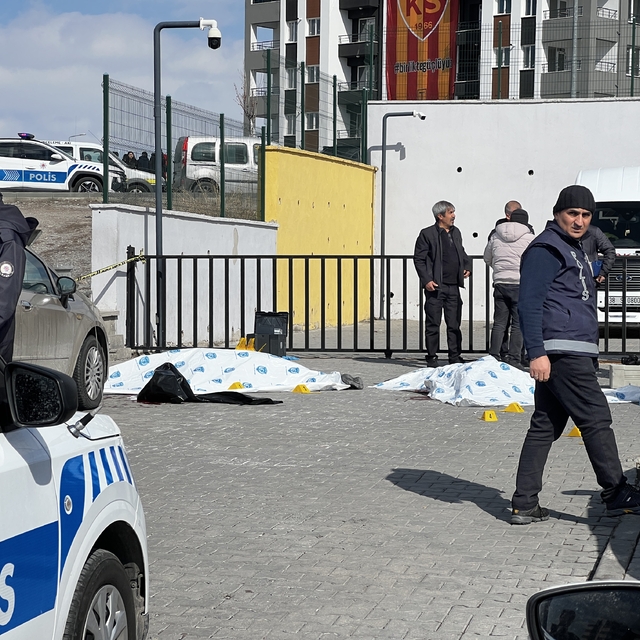 Okul önünde tabancayla eski eşini öldürüp, intihar etti