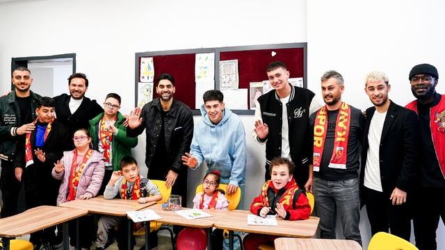 Kayserispor'da teknik heyet ile oyuncular, özel eğitim okulunu ziyaret etti
