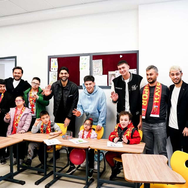 Kayserispor'da teknik heyet ile oyuncular, özel eğitim okulunu ziyaret etti