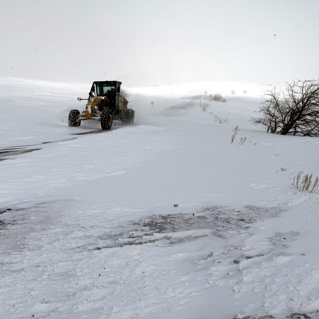 Kapanan Ardahan-Şavşat kara yolunda karla mücadele çalışması başlatıldı