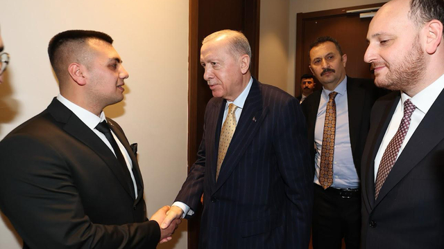 Cumhurbaşkanı Erdoğan, Burdurlu adaşına parti rozeti taktı