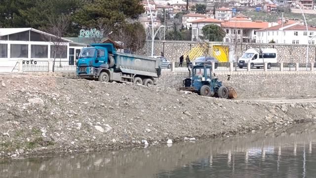Amasya Yeşilırmak'ta temizlik ve dolgu çalışması devam ediyor