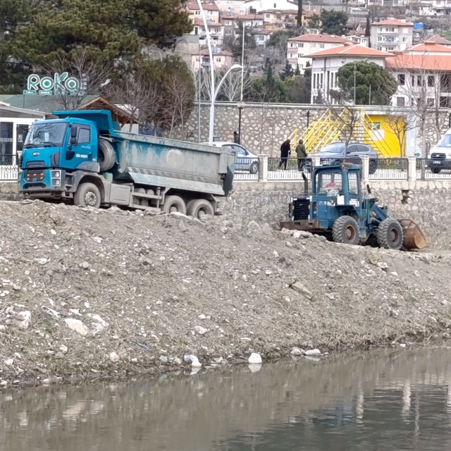 Amasya Yeşilırmak'ta temizlik ve dolgu çalışması devam ediyor