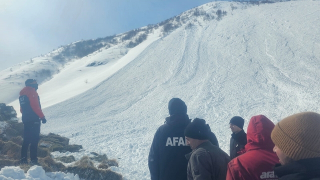 Ardahan'da ev ve ahırın üzerine çığ düştü