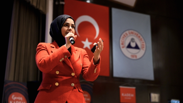 T3 Vakfı Yönetim Kurulu Başkanı ve Genel Müdürü Elvan Kuzucu Hıdır, Kayseri'de öğrencilerle buluştu: