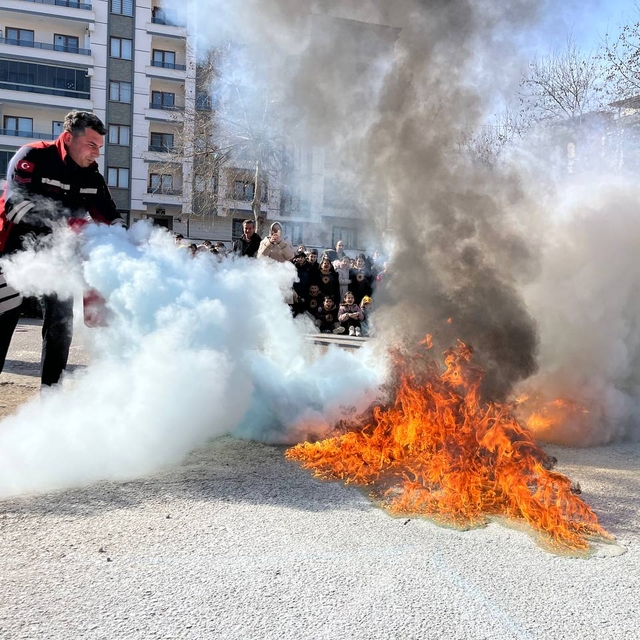 Erbaa'da itfaiye ekipleri yangın, deprem ve kurtarma tatbikatı yaptı