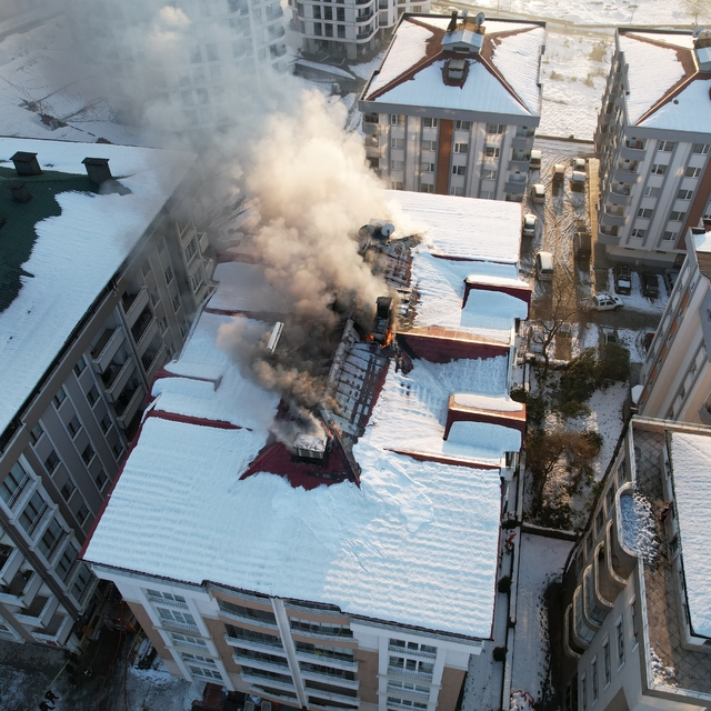 Artvin'de 5 katlı binanın çatısında çıkan yangın söndürüldü