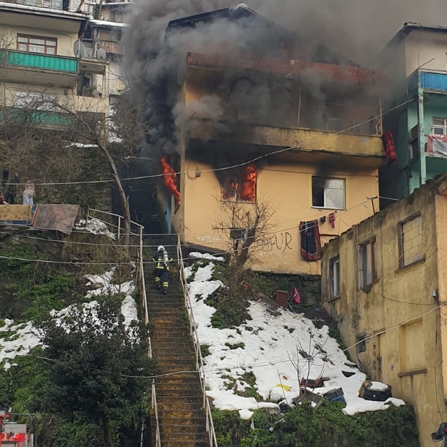 Zonguldak'ta ev yandı, 1 kişi dumandan etkilendi