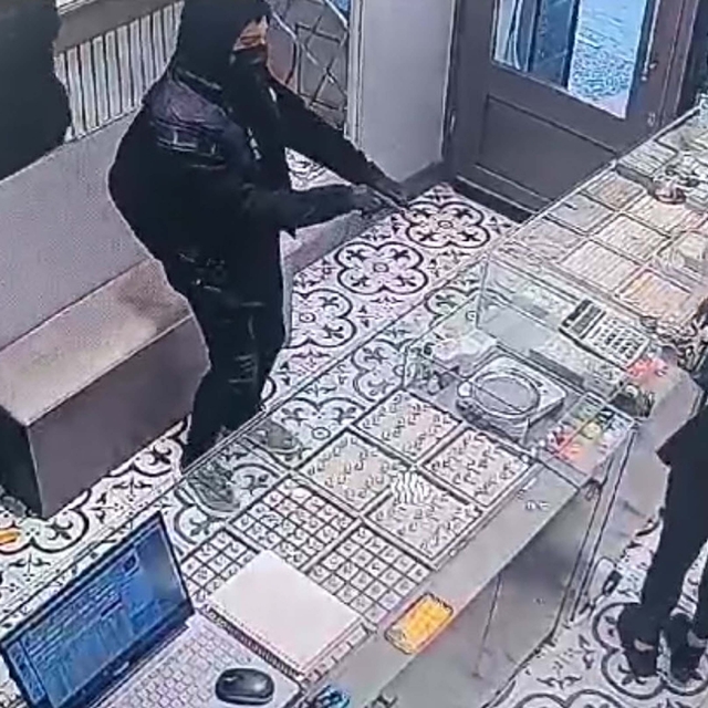 Balıkesir'de maskeli ve silahlı kuyumcu soygunu (2)