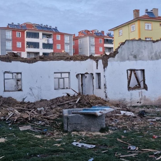 Çorum'da yıkmaya çalıştığı evin çöken çatısının altında kalan kişi yaraland...