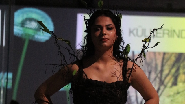 Adana'da üretim fazlası kumaşlardan yapılan elbiselerle defile düzenlendi