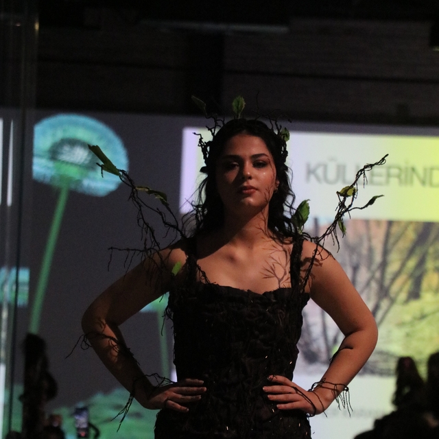 Adana'da üretim fazlası kumaşlardan yapılan elbiselerle defile düzenlendi