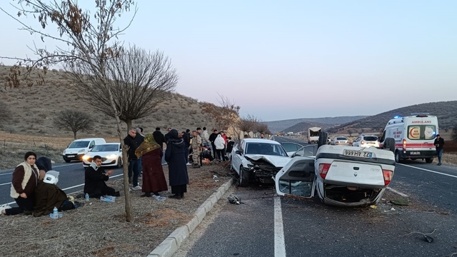 Mardin'de iki otomobilin çarpıştığı kazada 7 kişi yaralandı