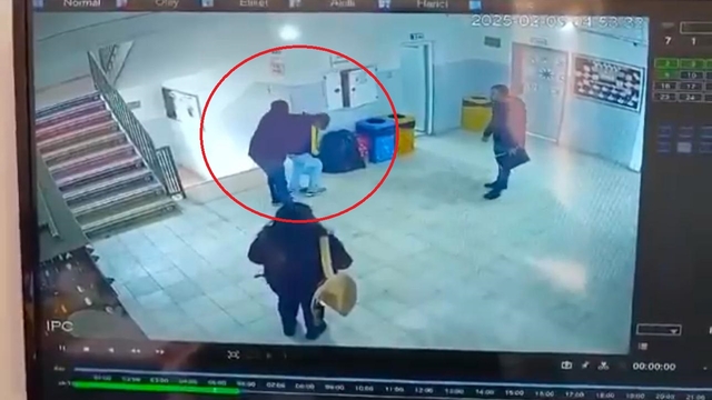 Nefes borusuna şeker kaçan öğrencisini 'Heimlich' manevrasıyla kurtardığı anlar kamerada