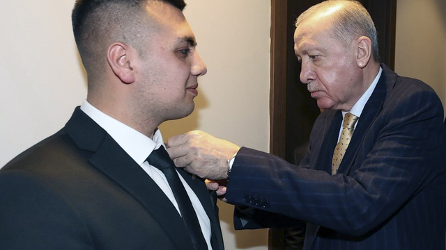 AK Parti'ye üye olan Burdurlu Recep Tayyip Erdoğan'a parti rozetini Cumhurbaşkanı Erdoğan taktı