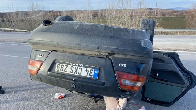 Köpeğe çarpmamak için manevra yaptığı otomobiliyle takla attı: 3 yaralı