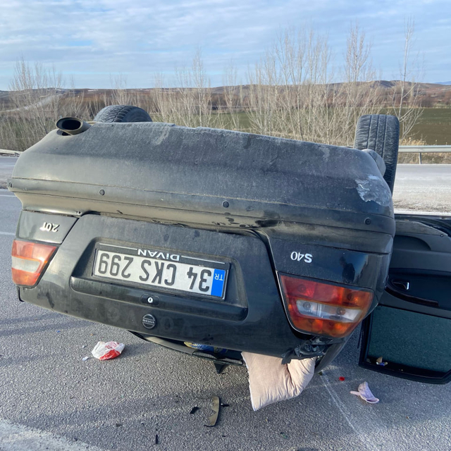 Köpeğe çarpmamak için manevra yaptığı otomobiliyle takla attı: 3 yaralı