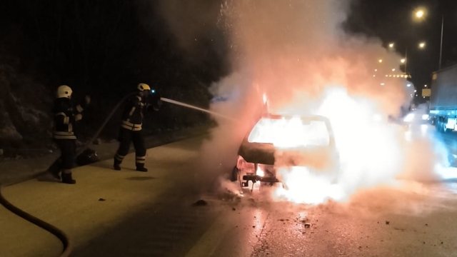Mersin'de seyir halindeki otomobil yandı