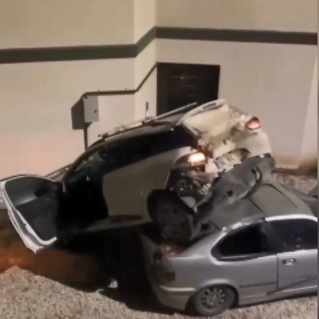 Virajda kontrolden çıkan otomobil, park halindeki otomobilin üzerine düştü