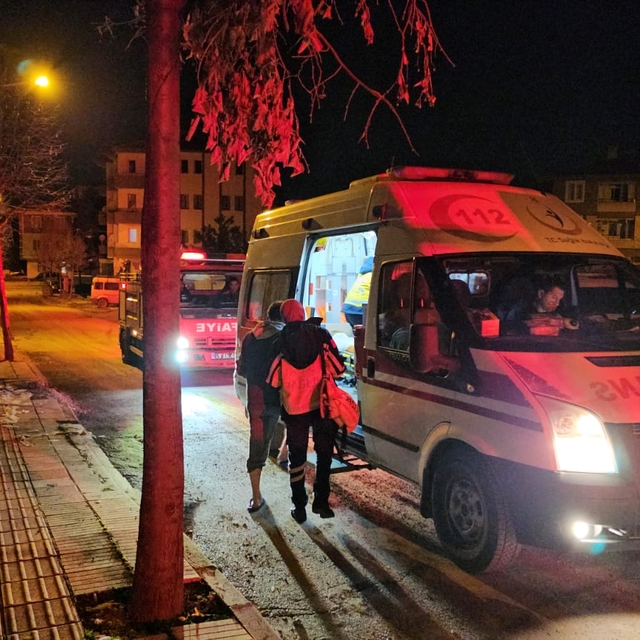 Çorum'da elektrikli battaniyeden çıkan yangına müdahale eden 2 kişi dumanda...