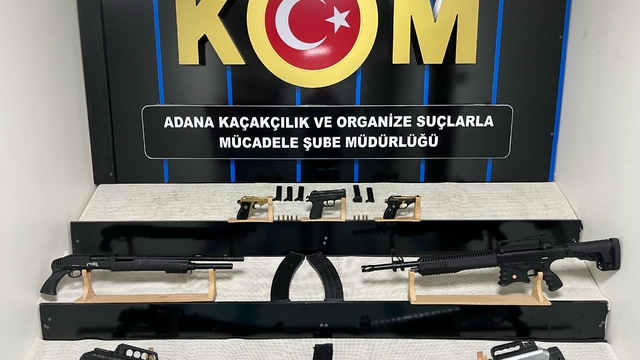 Adana'da yasa dışı silah ticareti operasyonunda yakalanan 4 zanlı tutuklandı