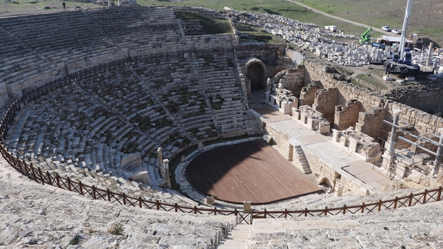 Laodikya'nın depremlerle yıkılan antik tiyatrosu 2 bin 200 yıl öncesine döndürüldü