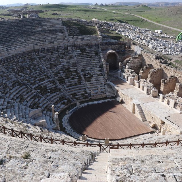 Laodikya'nın depremlerle yıkılan antik tiyatrosu 2 bin 200 yıl öncesine dön...
