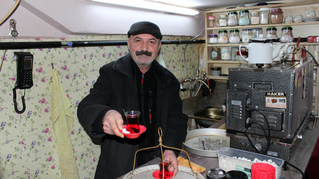 Müzik öğretmeni emeklilik sonrası baba mesleği çaycılığa başladı