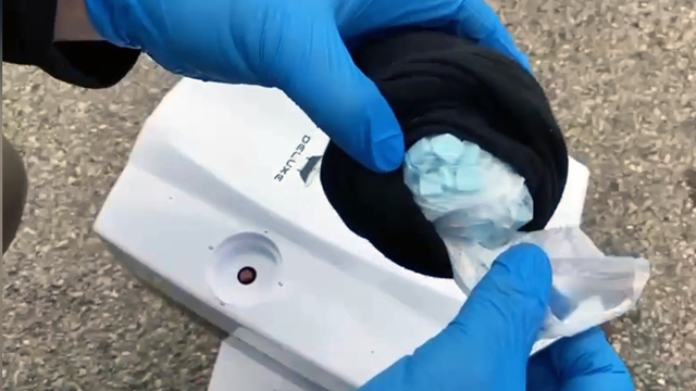 Narkotik köpeği 'Uzi', şofbene gizlenen çoraptaki uyuşturucuyu buldu