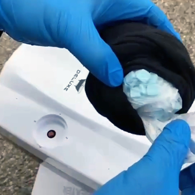 Narkotik köpeği 'Uzi', şofbene gizlenen çoraptaki uyuşturucuyu buldu